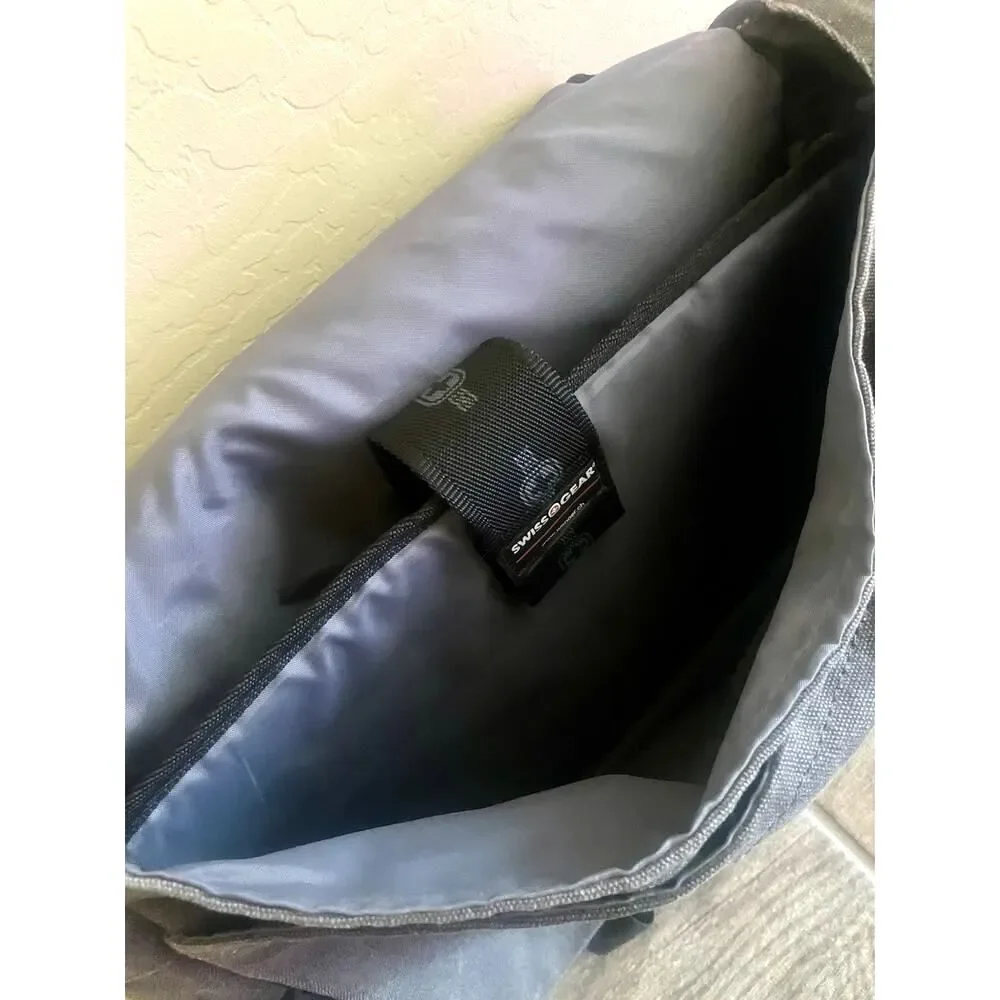 SwissGear Zinc DSLR Camera Messenger Bag in GREAT CONDITION